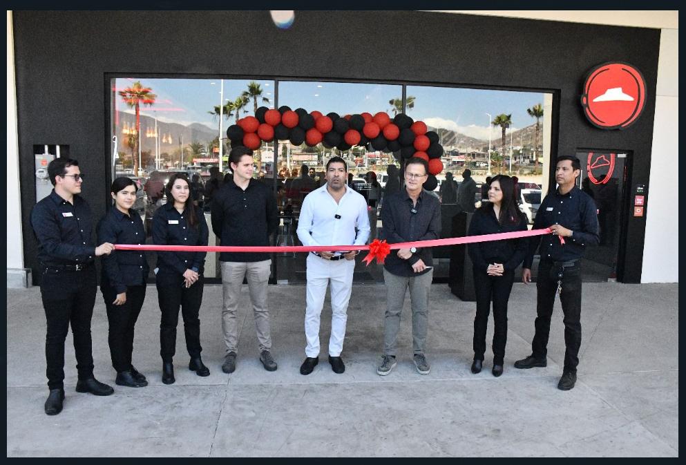 El presidente municipal de Ensenada, Armando Ayala Robles, celebró con corte de listón Pizza Hut Ensenada