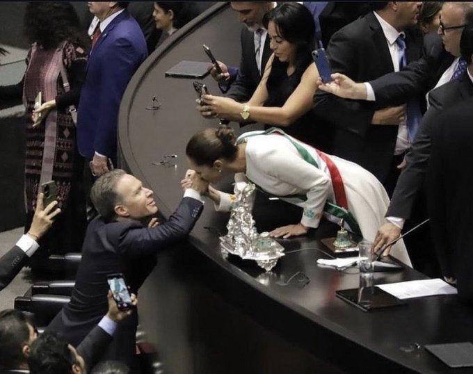 El beso en la mano, de la Presidenta al Senador.