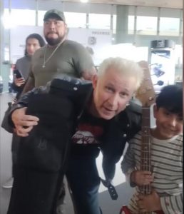 Bajista de Green Day sorprende a un niño con conmovedor regalo en el AICM -