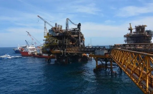 Piratas petroleo debate