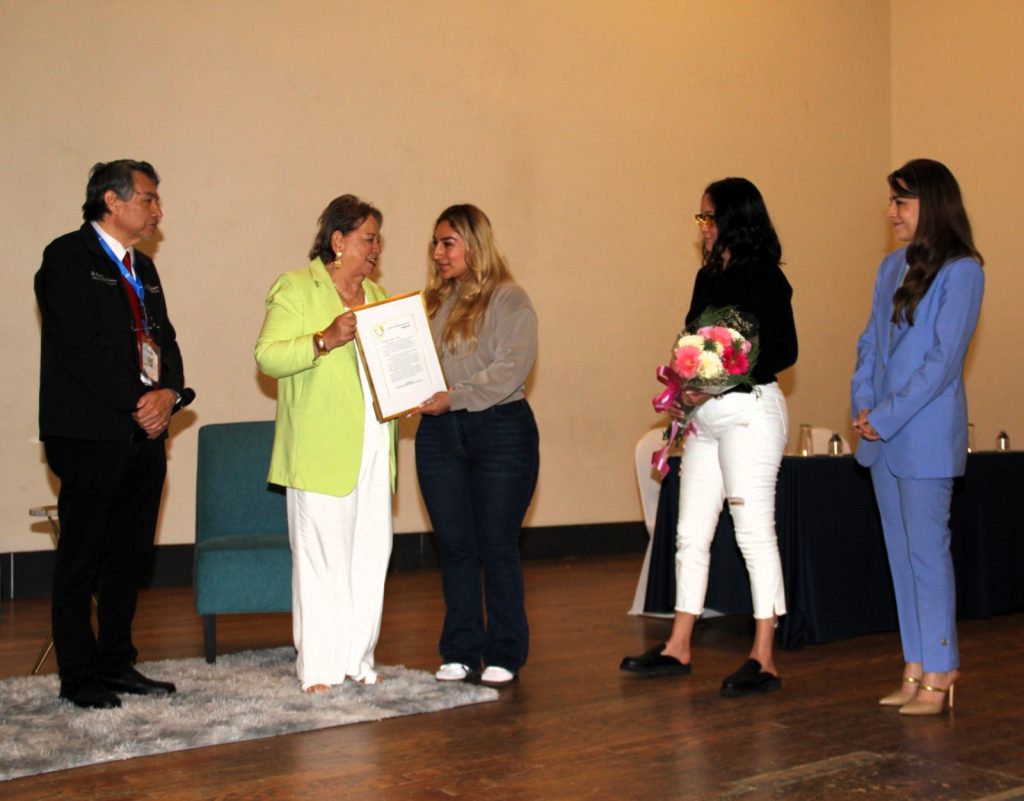 Entrega de reconocimiento a madre de Donadora Jennifer López Díaz