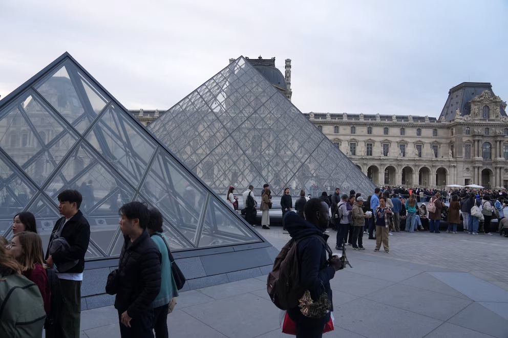 Louvre ladron - Infobae